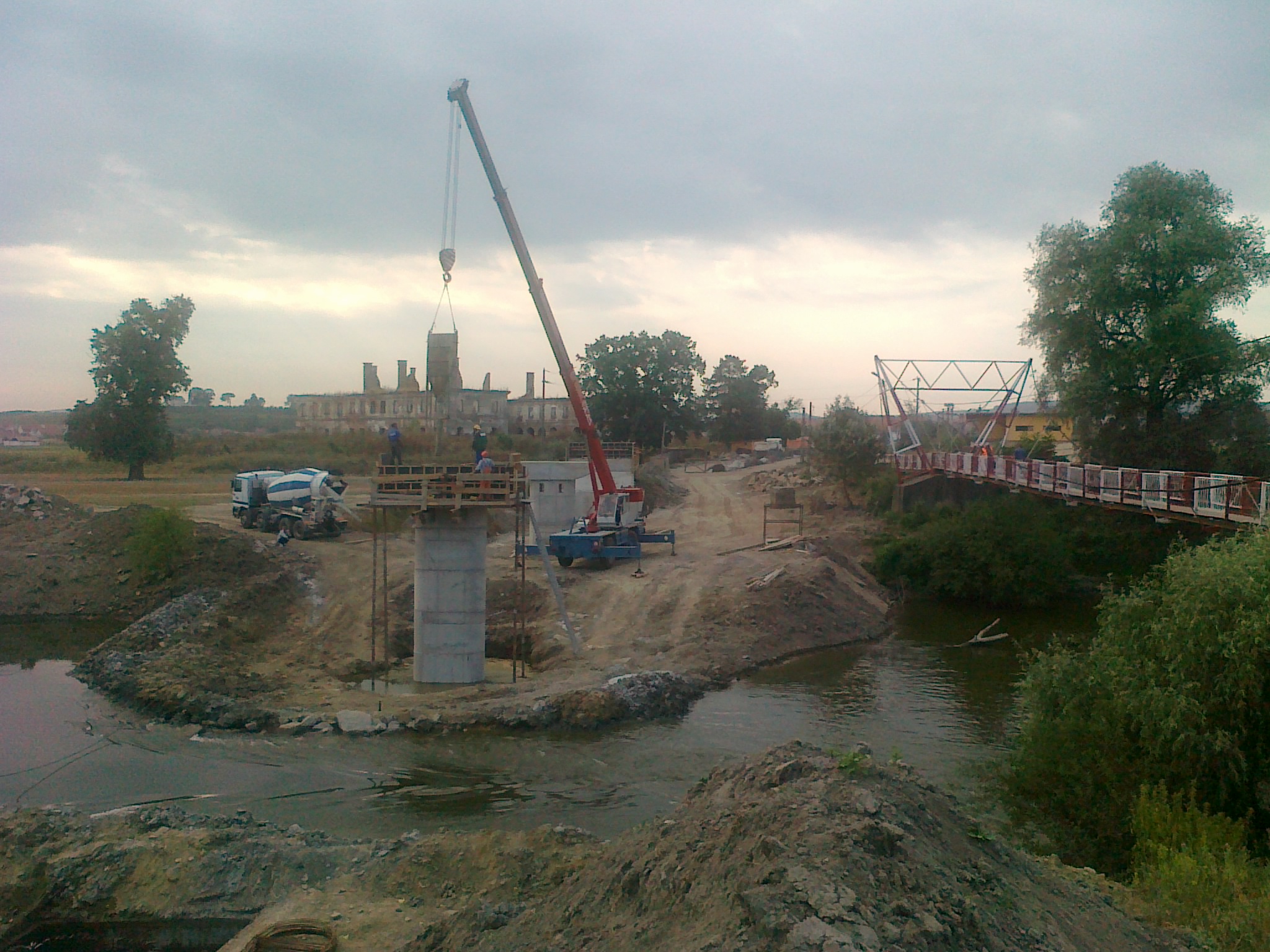 Dezvoltarea infrastructurii cailor de acces prin constructia a 10 poduri si podete peste Paraul Bloaja si Valea Brebeni